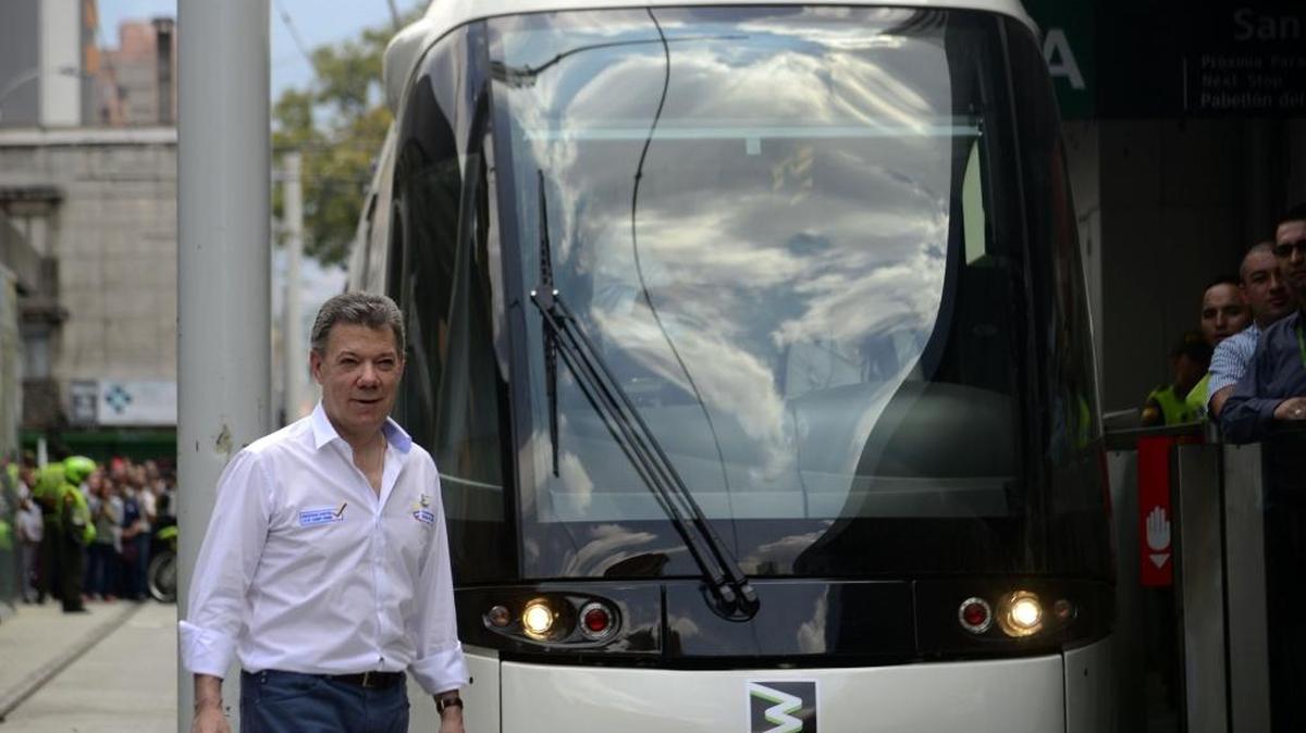 El presidente de Colombia, Juan Manuel Santos, posa durante la inauguración del tren de Medellín, el martes.