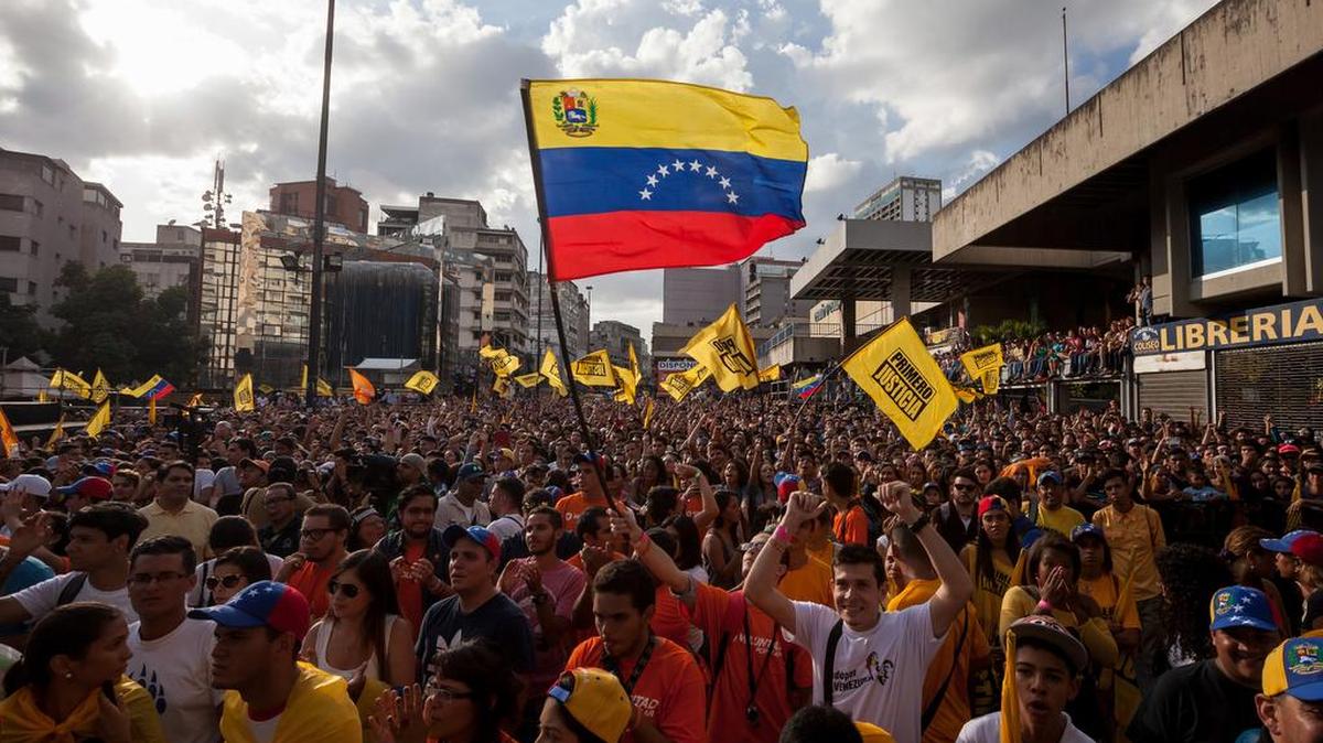 Venezolanos participan de un concierto el domingo 13 de octubre, para celebrar la victoria de la coalición opositora Mesa de Unidad Democrática (MUD) en Caracas.