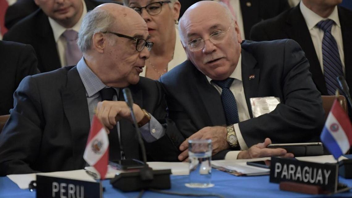 Los cancilleres de Perú y Paraguay, Ricardo Luna (i) y Eladio Loizaga (d) conversan, durante la vigésimo novena reunión de consulta de Ministros de Relaciones Exteriores de la Organización de los Estados Americanos realizada en la OEA hoy miércoles 31 de Mayo de 2017, en Washington DC, EE.UU. Las ministras de Relaciones Exteriores de Argentina, Panamá y Colombia pidieron al gobierno de Venezuela que cancele la Asamblea Constituyente, libere a los políticos presos, respete la separación de poderes y busque ayuda humanitaria internacional.