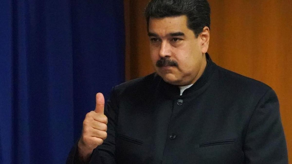 El gobernante Nicolás Maduro hace esta seña con su mano después de reunirse con el secretario General de la ONU, António Guterres, este jueves en Nueva York.