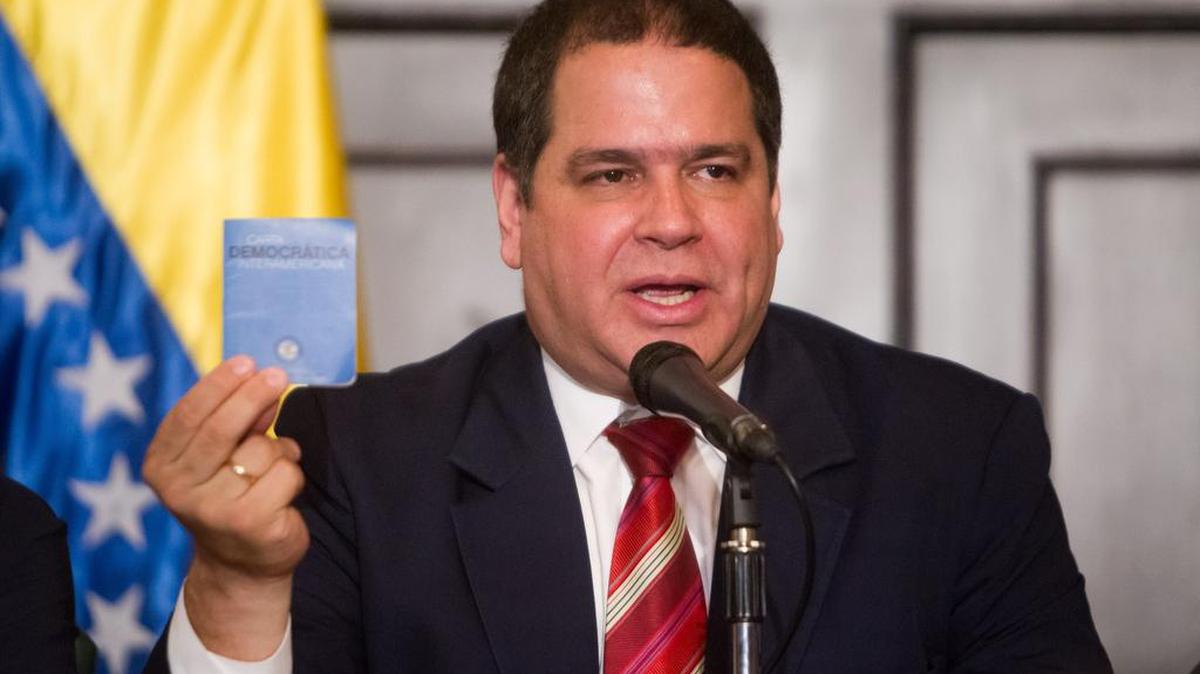 El diputado de la Asamblea Nacional de Venezuela Luis Florido en una rueda de prensa el 27 de junio de 2016, en la ciudad de Caracas (Venezuela).
