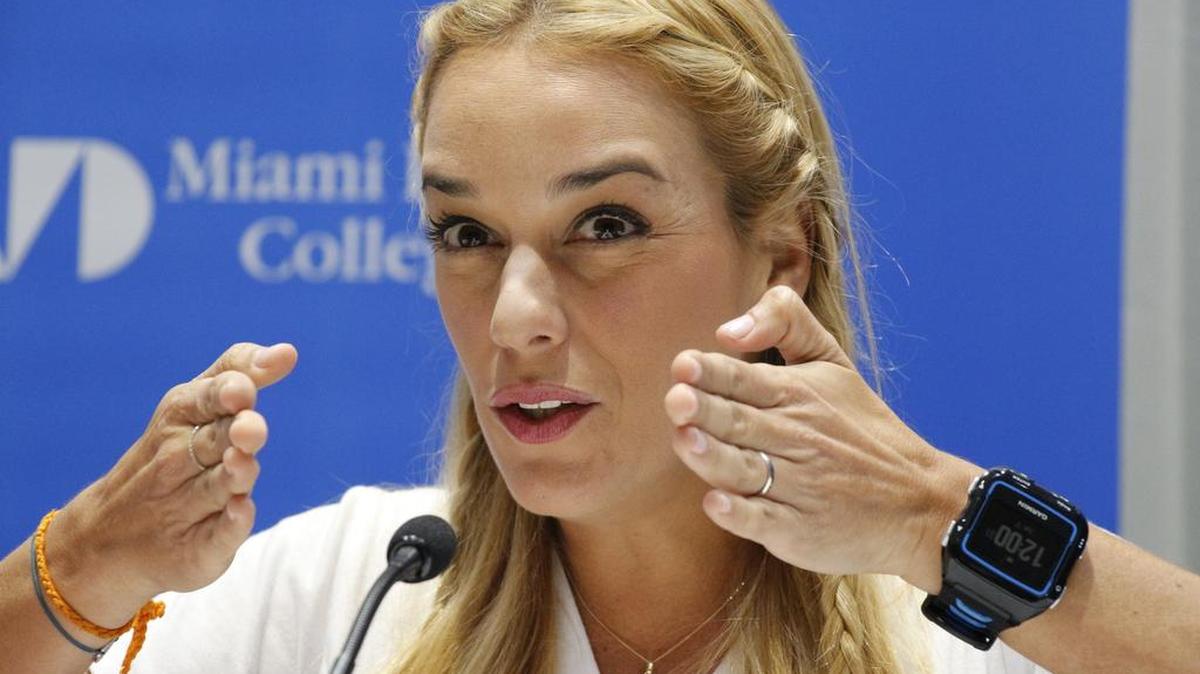 Lilian Tintori, la esposa del encarcelado opositor venezolano Leopoldo López, participa en una rueda de prensa celebrada el jueves 17 de diciembre 2015, en el campus Wolfson del Miami Dade College en Miami.
