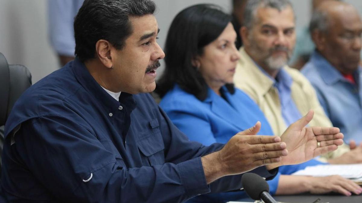 El gobernante venezolano Nicolás Maduro (izq.) habla en un programa de TV en Caracas el 16 de mayo.