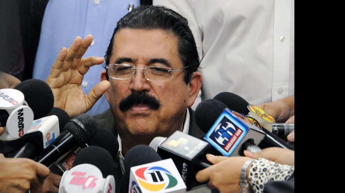 
El ex presidente de Honduras, Manuel Zelaya, durante una conferencia de prensa en el 2013, en Tegucigalpa.
