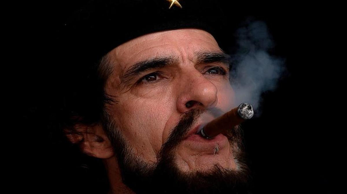 Humberto López, que se dice admirador de Chávez y del Che Guevara, va vestido como este último por las calles de Caracas. Crítico de las situación de su país, dice que la palabra dictador le queda grande a Maduro porque Venezuela vive una anarquía.