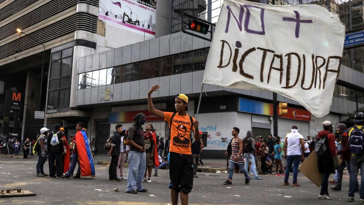 Manifestantes opositores bloquean una vía durante una protesta el martes 18 de julio de 2017, en Caracas, Venezuela.