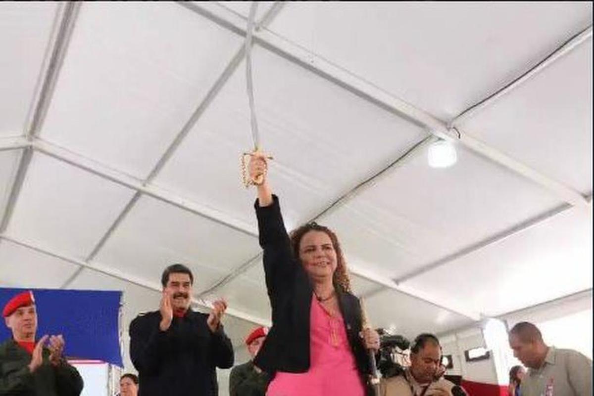 La ministra de Asuntos Penitenciarios, Iris Varela, recibe la réplica de la espada de Bolívar el miércoles 26 de julio de 2017.