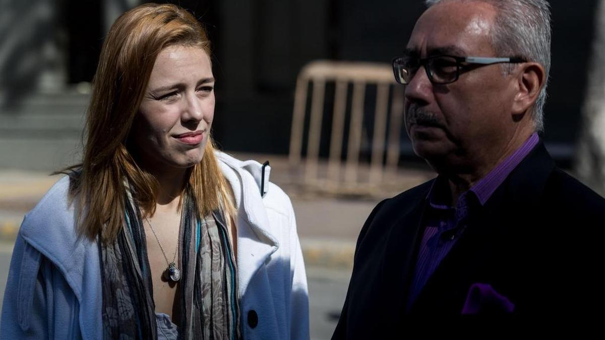 Andrea González (i) y su abogado Joel García permanecen en las inmediaciones del Palacio de Justicia el martes 26 de diciembre del 2017, en Caracas (Venezuela).
