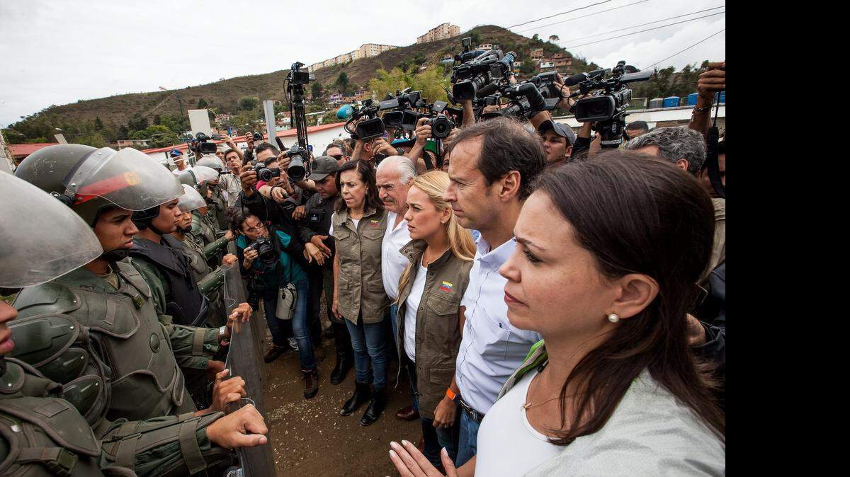 
De derecha a izquierda, la ex diputada opositora venezolana María Corina Machado, el ex presidente de Bolivia Jorge Quiroga, la esposa del líder opositor Leopoldo López, Lilian Tintori, el ex presidente de Colombia Andrés Pastrana y la madre de Leopoldo Lopez, María Antonieta de López, llegan a la cárcel militar de “Ramo Verde” el viernes 29 de mayo de 2015, en la ciudad de Los Teques, Venezuela.
