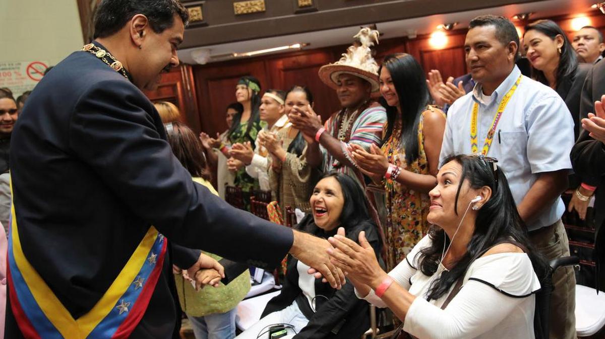 Fotografía cedida por prensa de Miraflores donde se observa al presidente de Venezuela, Nicolás Maduro (i), mientras participa en un acto de la Asamblea Nacional Constituyente el jueves 10 de agosto de 2017, en Caracas (Venezuela).