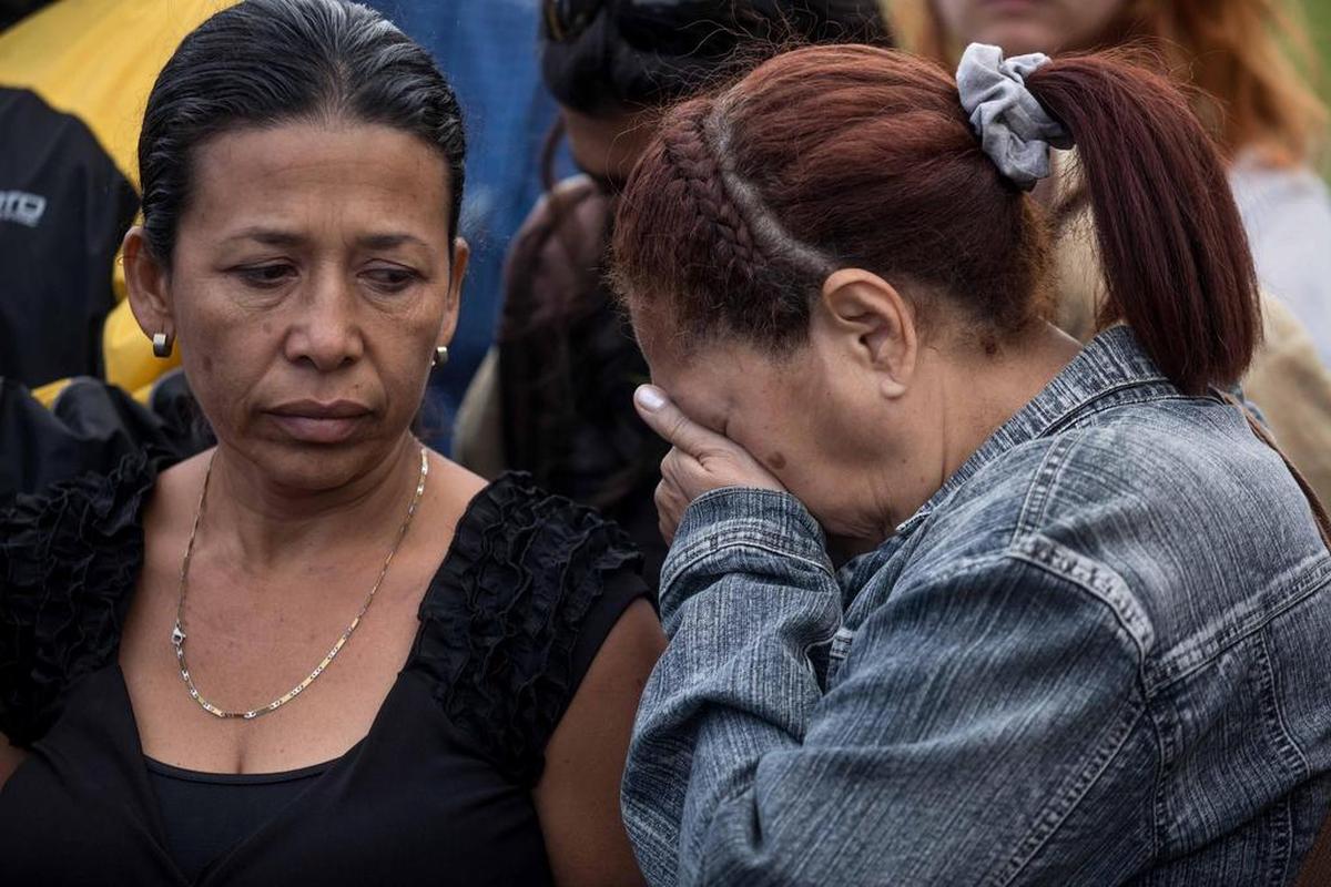 Parientes y simpatizantes del ex inspector de la Policía científica venezolana Óscar Pérez se reúnen el domingo 21 de enero de 2018, en el Cementerio del Este de Caracas (Venezuela) para honrar su memoria en el que fue enterrado por las autoridades con la presencia de solo dos de sus familiares.