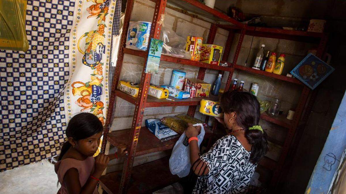 
Fotografía del 11 de septiembre del 2015 donde se observa a niños dentro de su casa donde se venden artículos de primera necesidad en la localidad de Canchancha en la ciudad de Maracaibo (Venezuela). 
