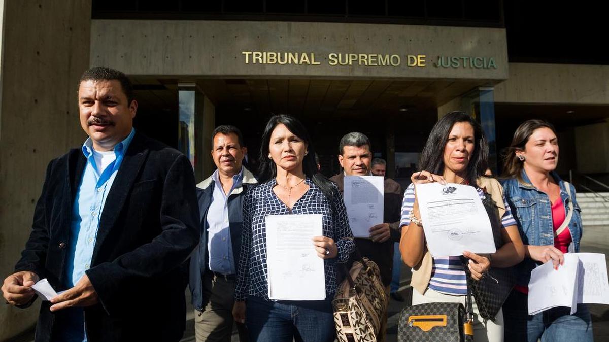 Desde la izquierda, los diputados de la coalición opositora Mesa de la Unidad Democrática (MUD) Simon Calzadilla, Melva Paredes, Mariela Magallanes y Amelia Belisario asisten a la sede del Tribunal Supremo de Justicia (TSJ) el miércoles 30 de diciembre de 2015, en Caracas (Venezuela).