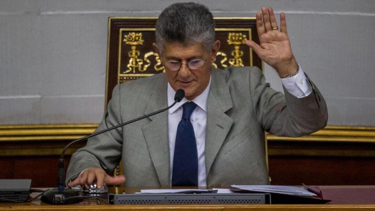 El presidente de la Asamblea Nacional de Venezuela, Henry Ramos Allup, participa en una sesión del organismo hoy, martes 1 de noviembre de 2016, en Caracas (Venezuela). La Asamblea Nacional citó a comparecer a la sesión de hoy al presidente Nicolás Maduro tras la suspensión del referendo revocatorio presidencial.