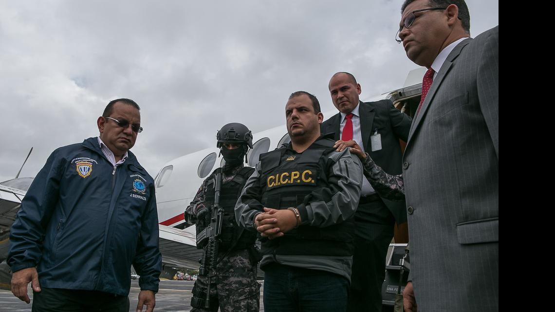 
El ministro de Interior y Justicia venezolano, Gustavo González López (d), junto a Yonni Bolívar, presunto asesino de la periodista de 28 años Adriana Urquiola en marzo de 2014, en Maiquetia (Venezuela) hoy, jueves 18 de junio de 2015. Hasta el momento se desconoce si esta decisión por parte de Colombia de entregar a Bolívar está motivada por la petición de extradición solicitada formalmente por la fiscalía venezolana el pasado martes o es una deportación. 
