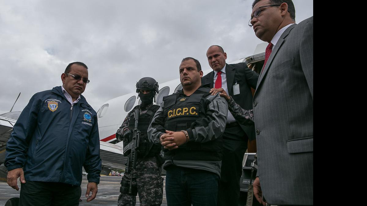 
El ministro de Interior y Justicia venezolano, Gustavo González López (d), junto a Yonni Bolívar, presunto asesino de la periodista de 28 años Adriana Urquiola en marzo de 2014, en Maiquetia (Venezuela) hoy, jueves 18 de junio de 2015. Hasta el momento se desconoce si esta decisión por parte de Colombia de entregar a Bolívar está motivada por la petición de extradición solicitada formalmente por la fiscalía venezolana el pasado martes o es una deportación. 
