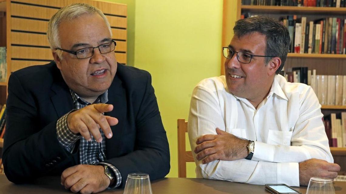 Los periodistas venezolanos Ewald Scharfenberg (izq.) y Alfredo Meza, durante una entrevista sobre su trabajo de investigación con los Papeles de Panamá, en la librería Altamira Libros en Coral Gables, el 22 de febrero de 2017.