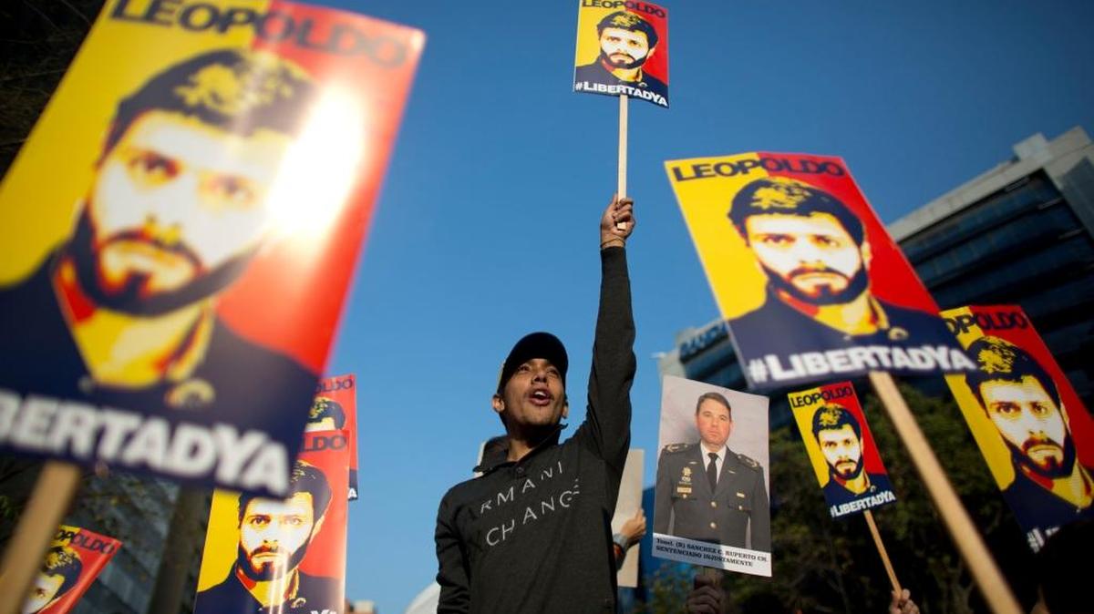 Manifestantes protestan en apoyo al líder opositor venezolano preso Leopoldo López, el 20 de febrero durante un concentración en Caracas. 