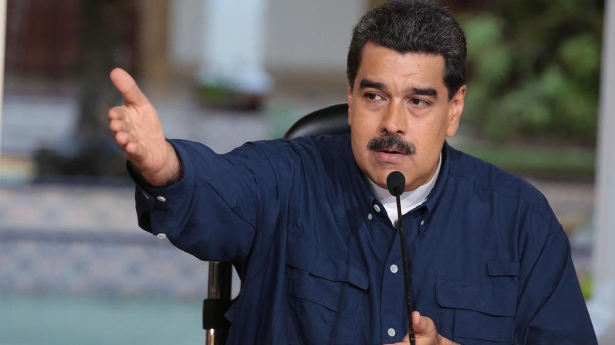 Fotografía cedida por la Oficina de Prensa de Miraflores que muestra al presidente de Venezuela, Nicolás Maduro, mientras participa en un acto de gobierno el viernes 25 de agosto de 2017, en Caracas (Venezuela).