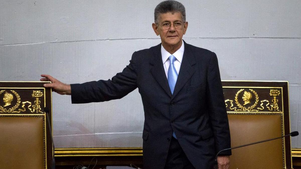 El presidente de la Asamblea Nacional de Venezuela Henry Ramos Allup (c) asiste al hemiciclo de sesiones del parlamento hoy, martes 12 de enero de 2016, en Caracas.