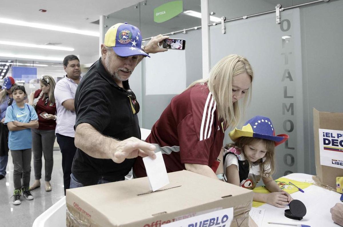 Cientos de venezolanos que residen en Costa Rica acuden a la votación de una consulta popular impulsada por la oposición venezolana contra el proceso Constituyente el domingo 16 de julio de 2017, en San José (Costa Rica).