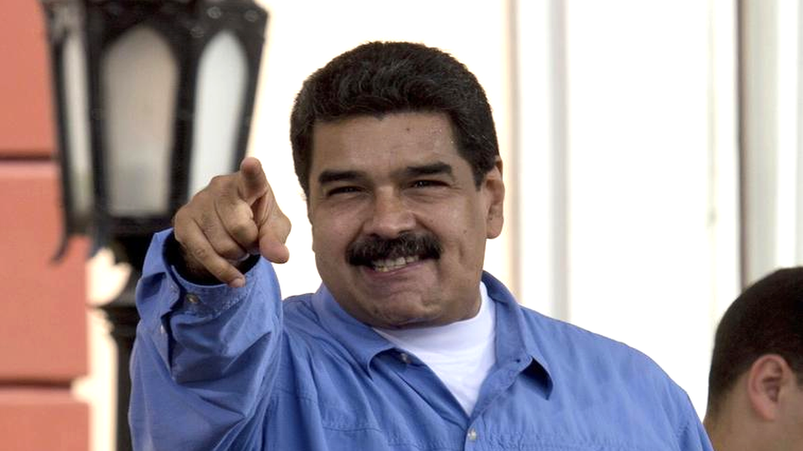 El presidente de Venezuela, Nicolás Maduro, saluda a sus seguidores frente al Palacio Presidencial Miraflores, el 21 de noviembre dle 2016 en Caracas, Venezuela.