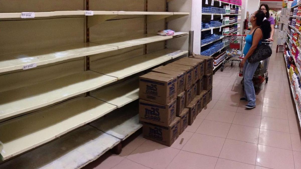 Un supermercado de Caracas con varios estantes vacíos, en una fotografía de archivo del 17 de junio de 2014.