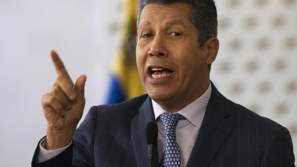 Henri Falcón, ex gobernador y antiguo asistente del entonces presidente venezolano Hugo Chávez, habla a la prensa en una imagen del 2 de marzo.