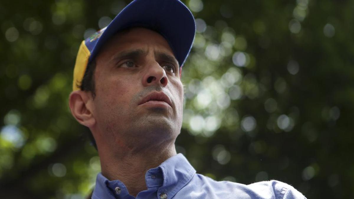 El gobernador del estado Miranda, Henrique Capriles, participa el miércoles 25 de mayo de 2016, en una protesta frente a la Corte Segunda Administrativa del Tribunal Supremo de Justicia (TSJ) en Caracas (Venezuela).