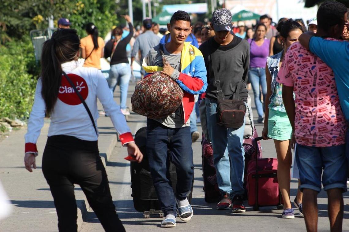 Más de 35,000 venezolanos cruzan diariamente el puente internacional Simón Bolívar que conecta a Colombia con Venezuela en busca de alimentos, cuidados de salud y libertad.