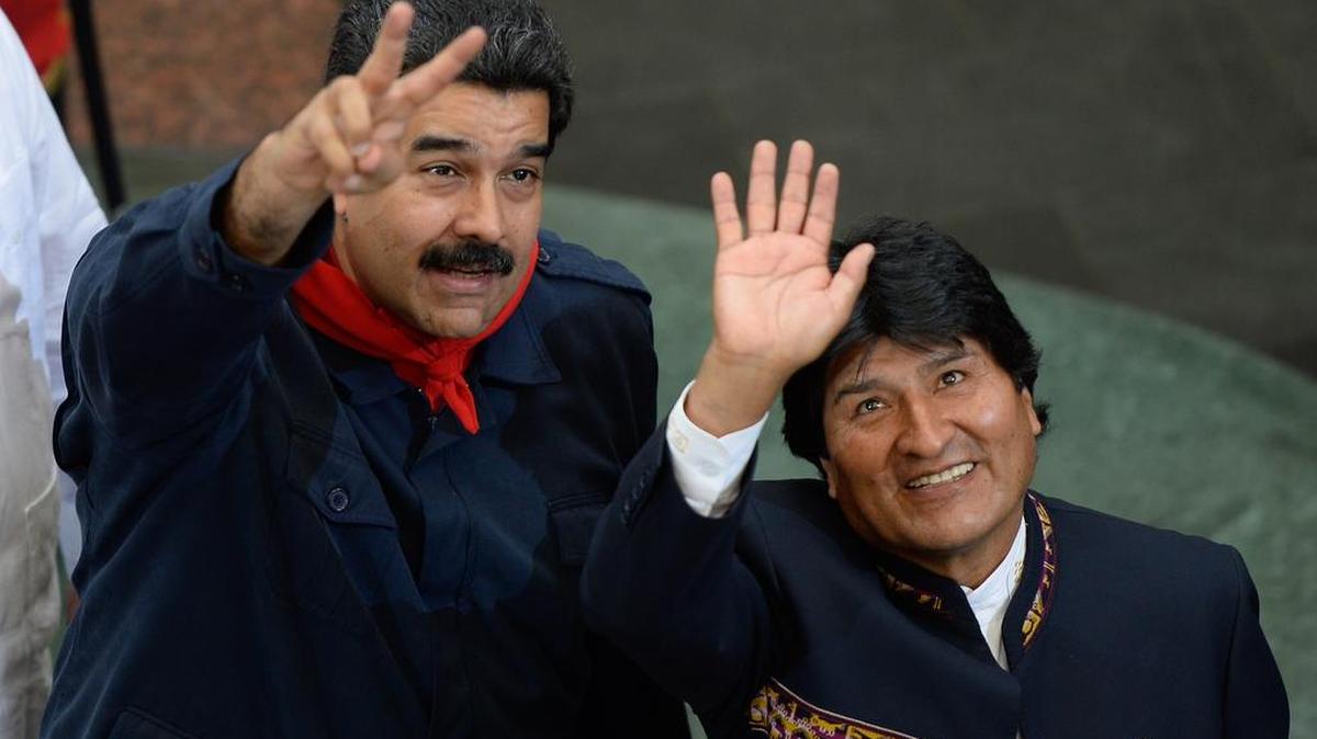 El gobernante de Venezuela, Nicolás Maduro junto al presidente de Bolivia, Evo Morales, en un encuentro en Caracas el 5 de marzo de 2016.