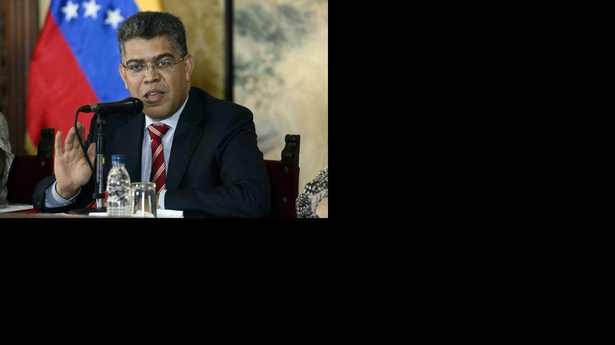 La Fiscalia de Brasil indaga si el ministro venezolano de Comunas y Movimientos Sociales, Elias Jaua, presuntamente “recluta” a niños brasilenos con el fin de que participen en brigadas de comunicacion en Venezuela.

