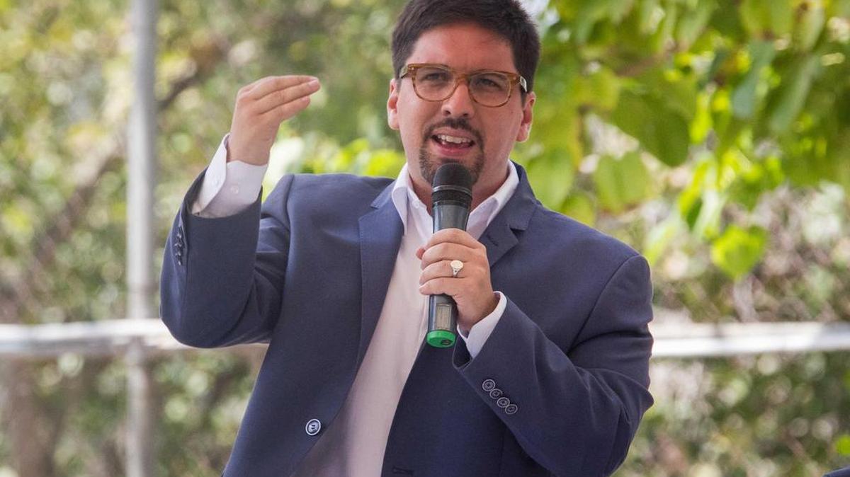 El vicepresidente del Parlamento venezolano, Freddy Guevara, habla durante una sesión especial del Parlamento venezolano el domingo 19 de febrero de 2017, en Caracas.