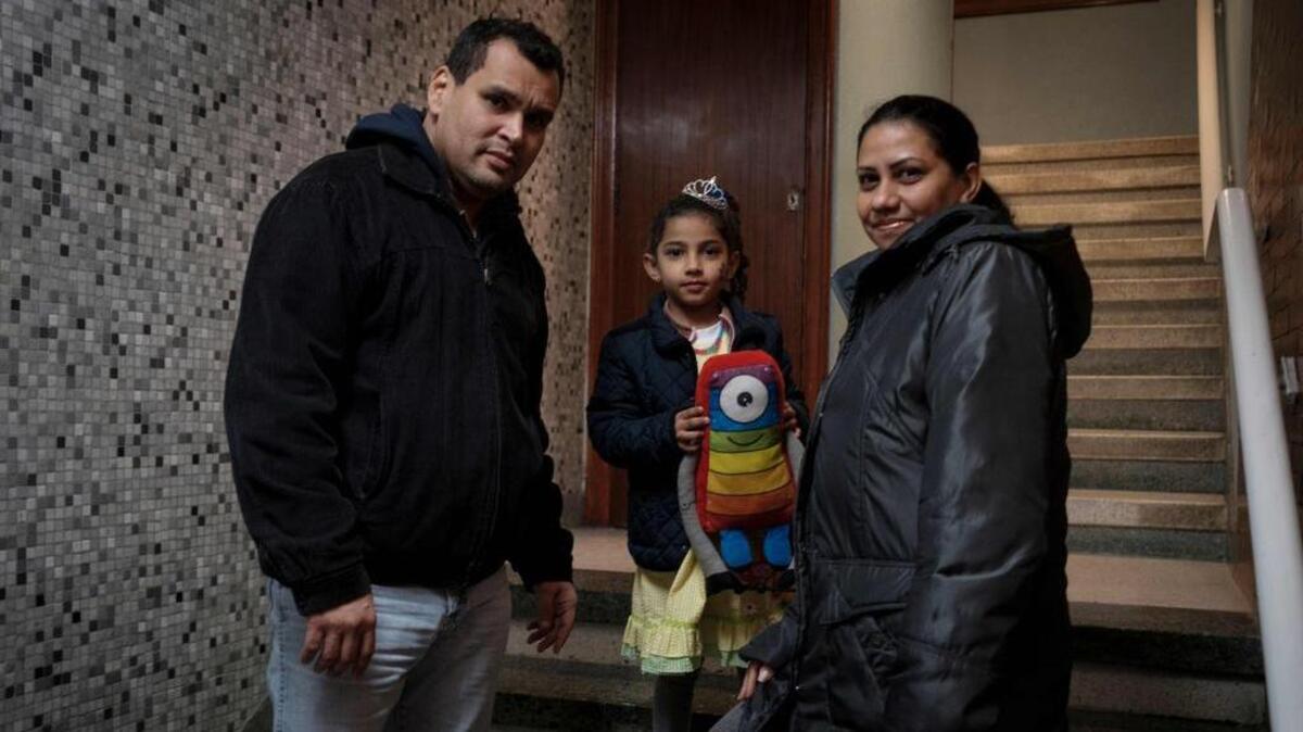 Los venezolanos Fernando Sabatino, su esposa Francis Fernández y su hija Danyelys posan en Vigo, noroeste de España, el 14 de marzo de 2018. Hace décadas, dejaron sus hogares huyendo de la pobreza.
