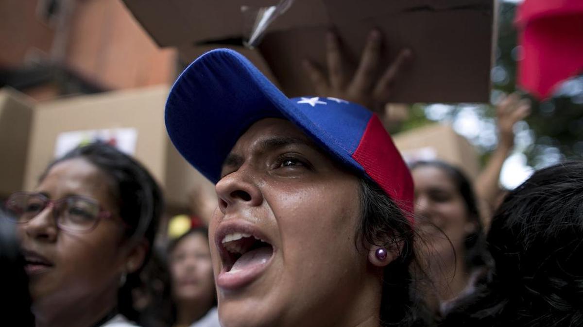 Estudiantes gritan consignas a la Policía Nacional Bolivariana reclamando su derecho a marchar sobre el Palacio de Miraflores el jueves.