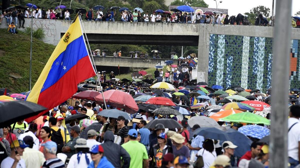 Activistas de la oposición venezolana llevan a cabo una protesta contra el gobierno del presidente Nicolás Maduro, en Caracas, el 15 de mayo de 2017.