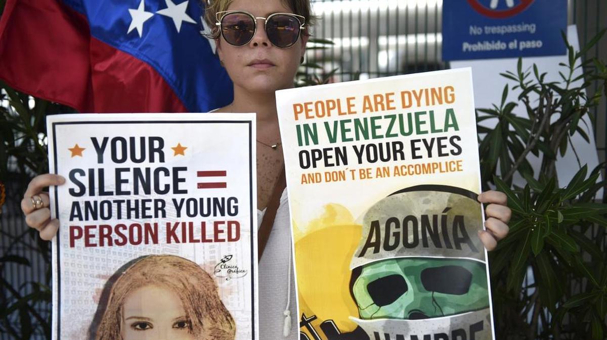 Miembros de la comunidad venezolana en México organizan una protesta contra el gobierno venezolano en vísperas de la apertura de la 47ª Asamblea General de la Organización de Estados Americanos (OEA) en el aeropuerto internacional de Cancún, México, el 18 de junio de 2017.