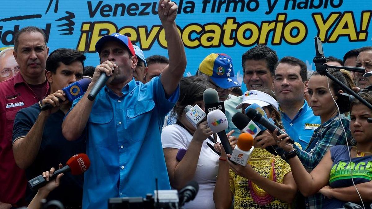 El líder opositor venezolano, Henrique Capriles, advirtió este sábado sobre un estallido si el gobierno impide que se celebre un revocatorio contra el presidente Maduro este año.