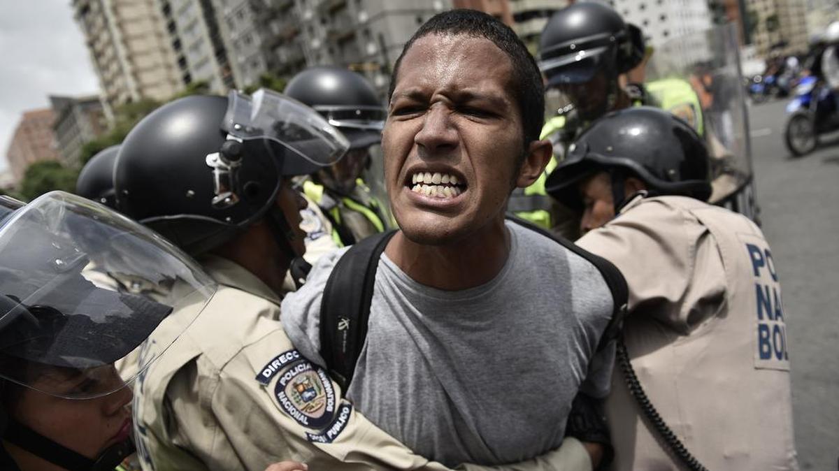 Un manifestante es arrestado por la Policía Nacional de Venezuela durante la marcha del miércoles en apoyo al revocatorio a Nicolás Maduro.