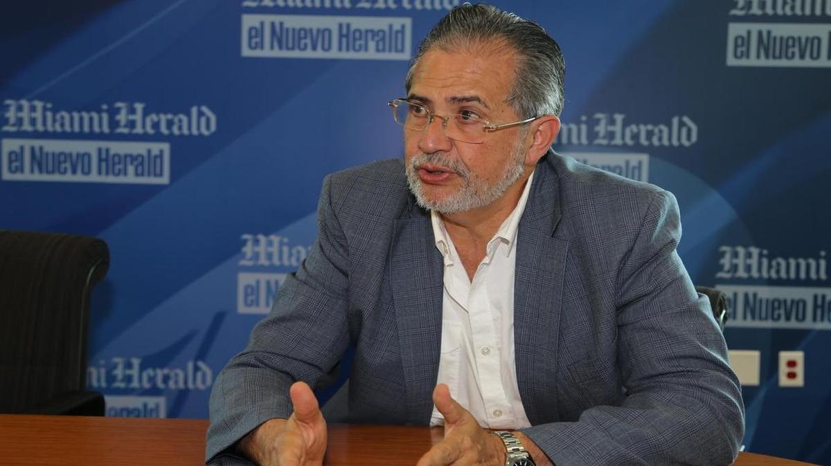 
El presidente y editor del diario venezolano “El Nacional”, Miguel Henrique Otero, habla con el Nuevo Herald.
