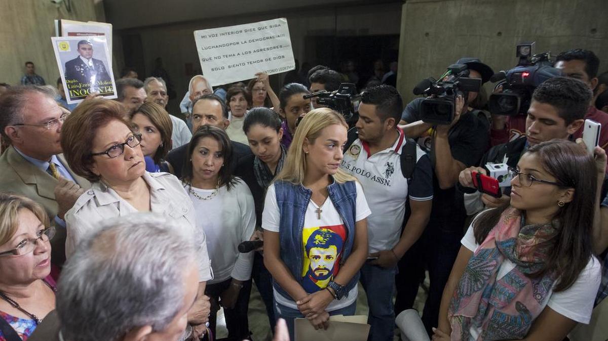 Lilian Tintori (C), esposa del dirigente político que se encuentra preso Leopoldo Lopez, participa en una manifestación pacífica en la entrada al edificio donde se encuentran las oficinas del Defensor del Pueblo de Venezuela, Tarek William Saab, el lunes 18 de Enero de 2016, en Caracas (Venezuela).