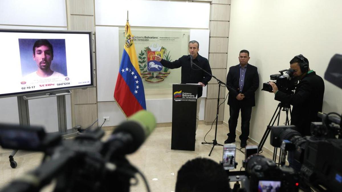 Fotografía cedida por la Agencia Venezolana de Noticia (AVN) donde se observa al vicepresidente venezolano, Tareck el Aissami (c), anunció la captura de Manuel Bernardo Chacín Díaz, al que acusó de terrorismo.