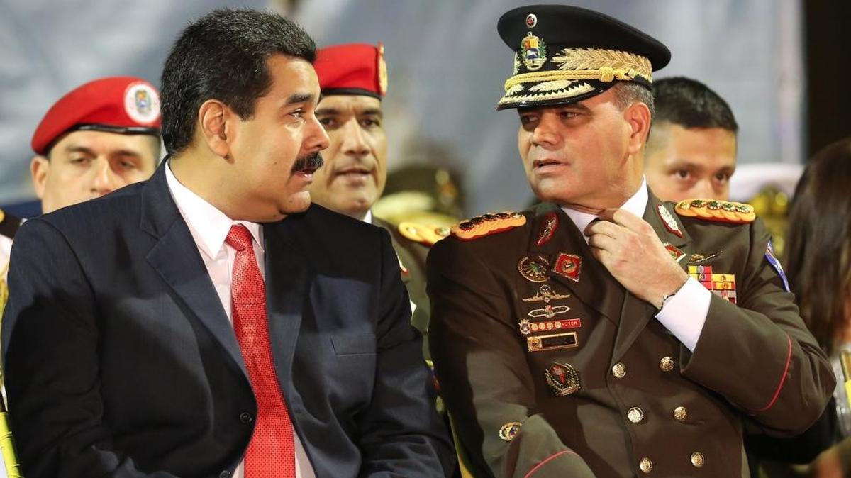 El general Vladimir Padrino López conversa con el gobernante venezolano Nicolás Maduro en esta foto de archivo de octubre del 2014.