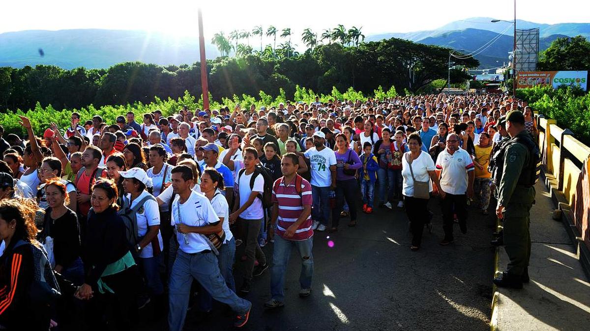 Varias personas caminan por el puente fronterizo "Simón Bolívar" entre Colombia y Venezuela, hoy domingo 10 de julio de 2016, en la ciudad de San Antonio del Táchira (Venezuela).