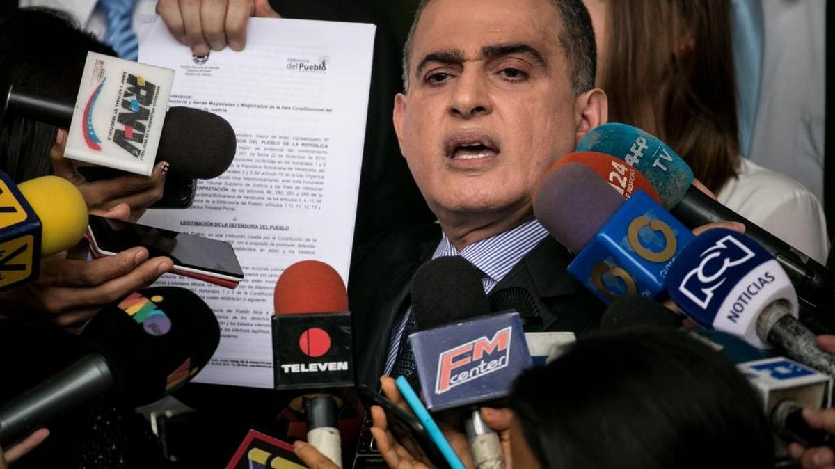 El defensor del pueblo de Venezuela, Tarek William Saab, ofrece declaraciones a periodistas el martes 13 de junio de 2017, en Caracas (Venezuela). Saab solicitó hoy al Tribunal Supremo de Justicia (TSJ) aclarar las competencias del organismo que él dirige para participar en las investigaciones que lleva a cabo la Fiscalía por casos de supuestas violaciones de derechos humanos.