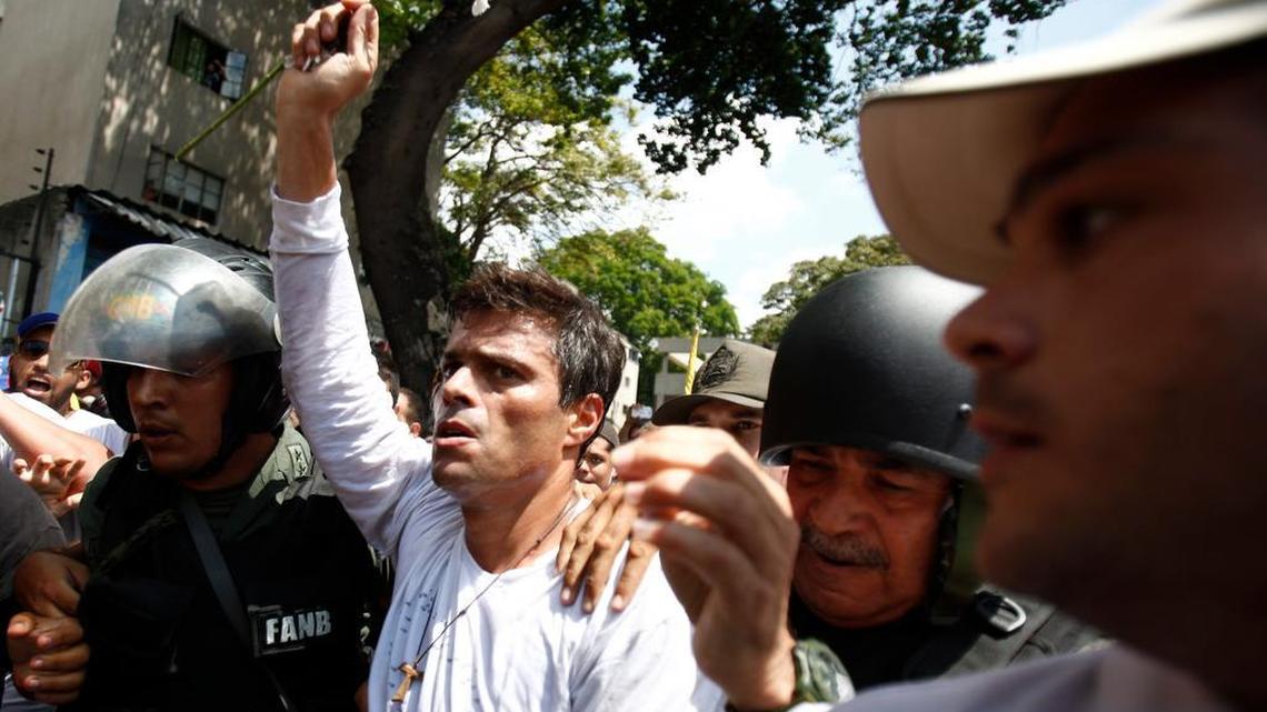 El líder opositor venezolano Leopoldo López se entrega a la Guardia Nacional Bolivariana el 18 de febrero del 2014 en Caracas. López fue sentenciado a 13 años y 9 meses de prisión el pasado 10 de septiembre del 2015.