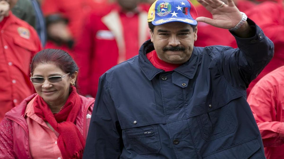 El gobernante venezolano Nicolás Maduro saluda a sus simpatizantes durante una marcha por el Día del Trabajo en Caracas.