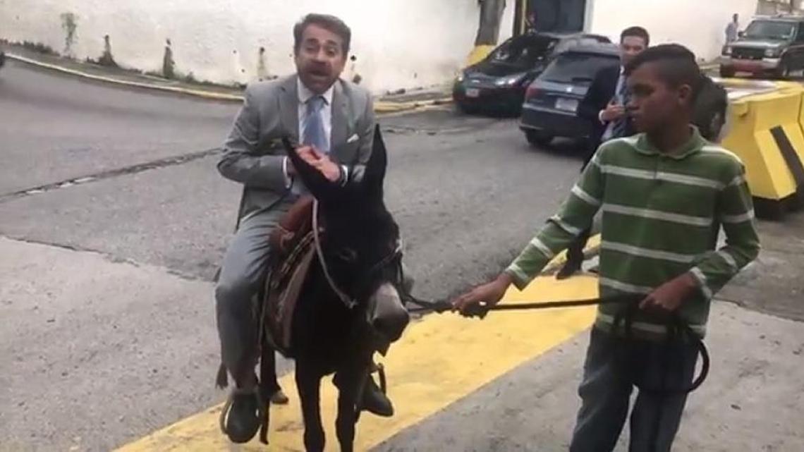 El gobernador de Carabobo, Rafael Lacava, llega montado en un burro al canal de televisión Globovisión el año pasado.