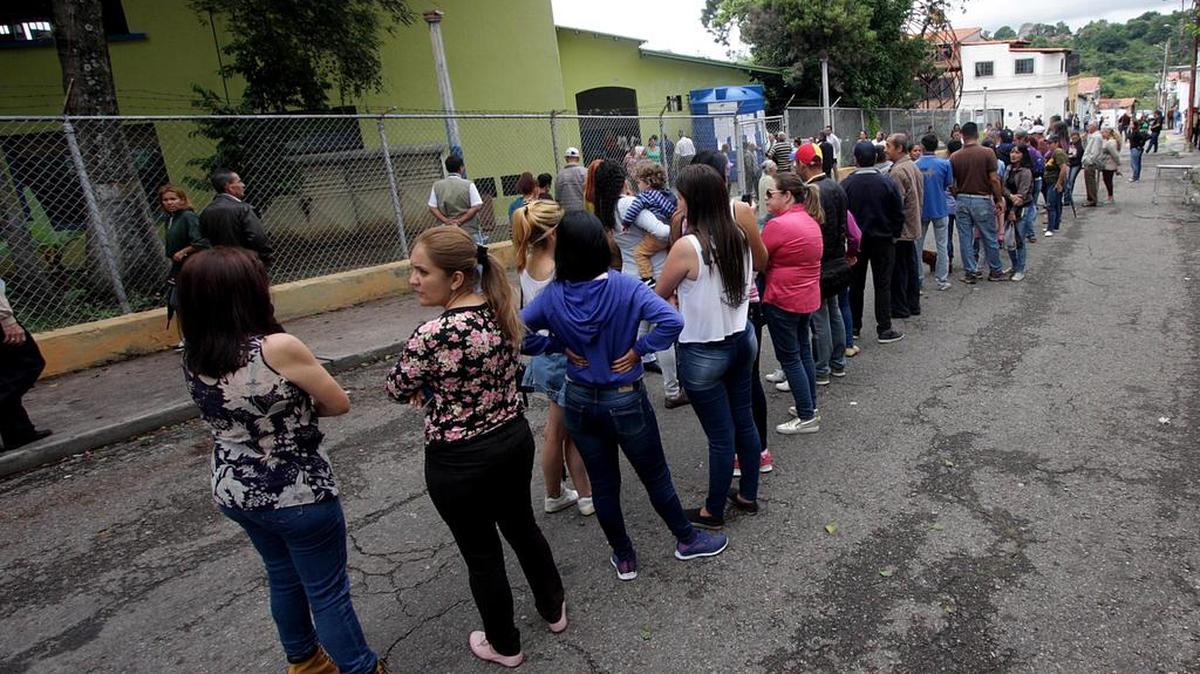 Un grupo de personas acude a votar el domingo 15 de octubre de 2017, en San Cristóbal, Venezuela.