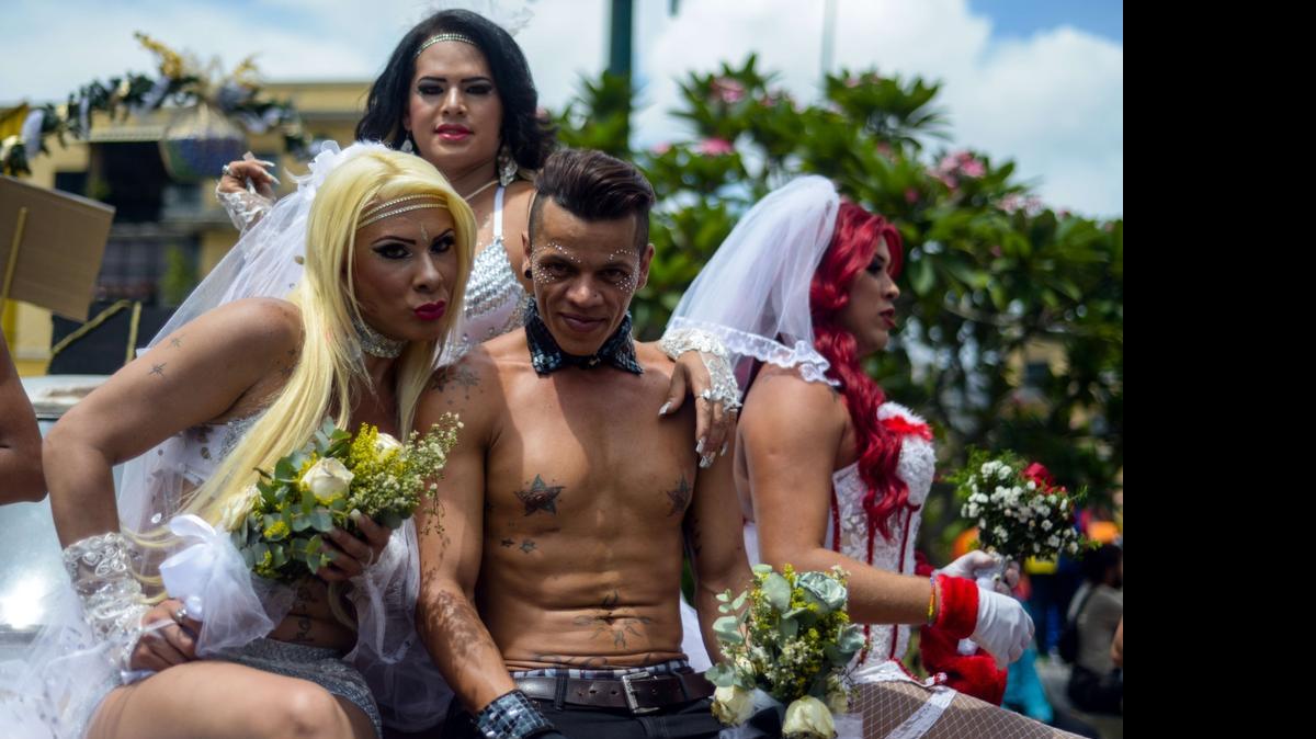 
Un grupo de transexuales con vestidos de novia en una vieja camioneta daba testimonio, el domingo en Caracas, de la principal consigna de esta celebración: el “matrimonio igualitario”, sobre el cual no hay ningún proyecto legislativo en Venezuela.

